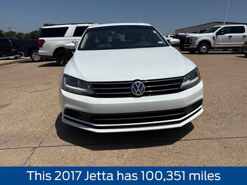Used 2017 Volkswagen Jetta SE FWD image 2