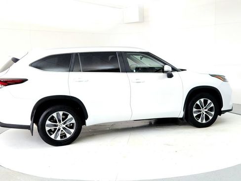Used 2024 Toyota Highlander XLE AWD/4WD image 6