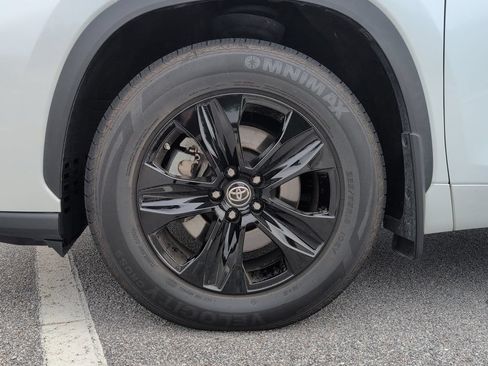 Used 2022 Toyota Highlander XLE AWD/4WD image 8
