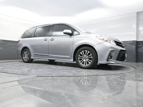 Used 2018 Toyota Sienna XLE FWD image 20