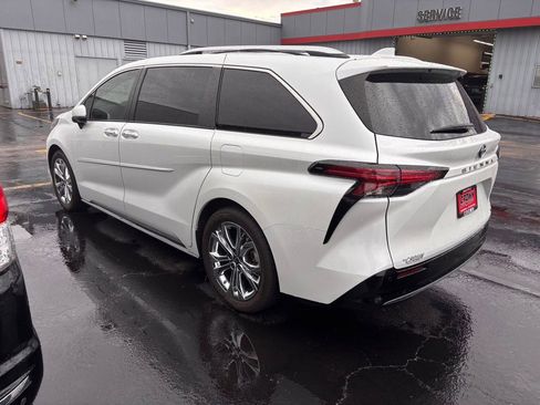 Used 2022 Toyota Sienna Platinum FWD image 2