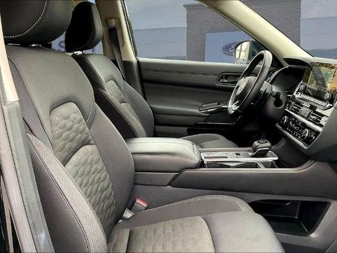 Used 2025 Nissan Pathfinder SV FWD image 29