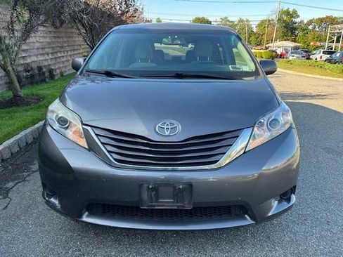 Used 2017 Toyota Sienna LE image 2