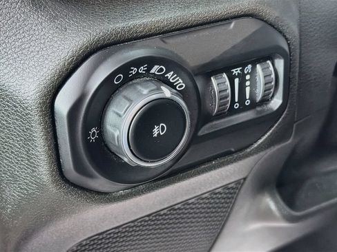 Used 2019 Jeep Wrangler Unlimited Sahara w/ Dual Top Group AWD/4WD image 10