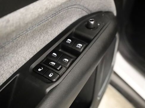 Used 2023 Jeep Compass Latitude image 19