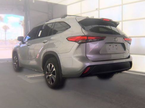 Used 2020 Toyota Highlander XLE FWD image 3
