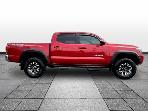 Used 2017 Toyota Tacoma TRD Off-Road w/ Tow Package (A/T) AWD/4WD image 4