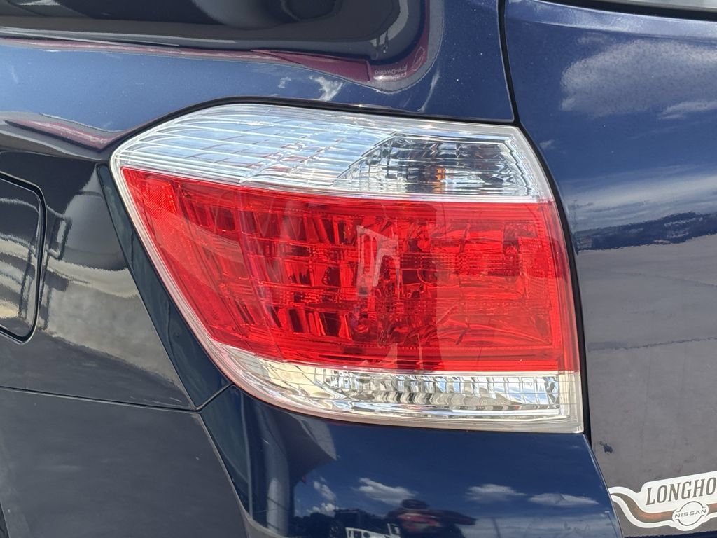 Used 2012 Toyota Highlander SE w/ Tow Pkg FWD image 5