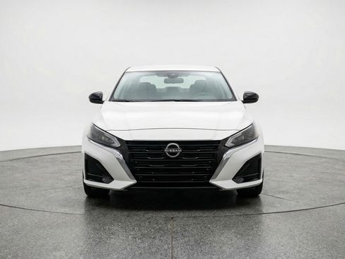 Used 2025 Nissan Altima 2.5 SV image 2