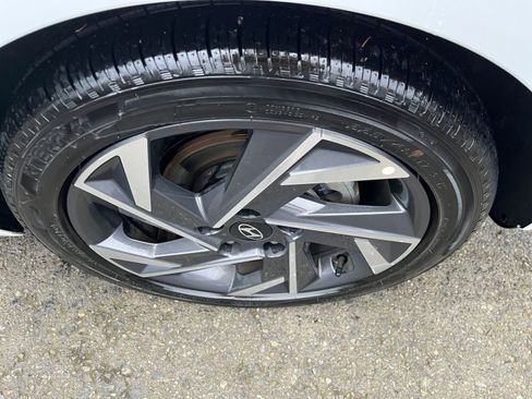 Used 2025 Hyundai Elantra SEL image 31