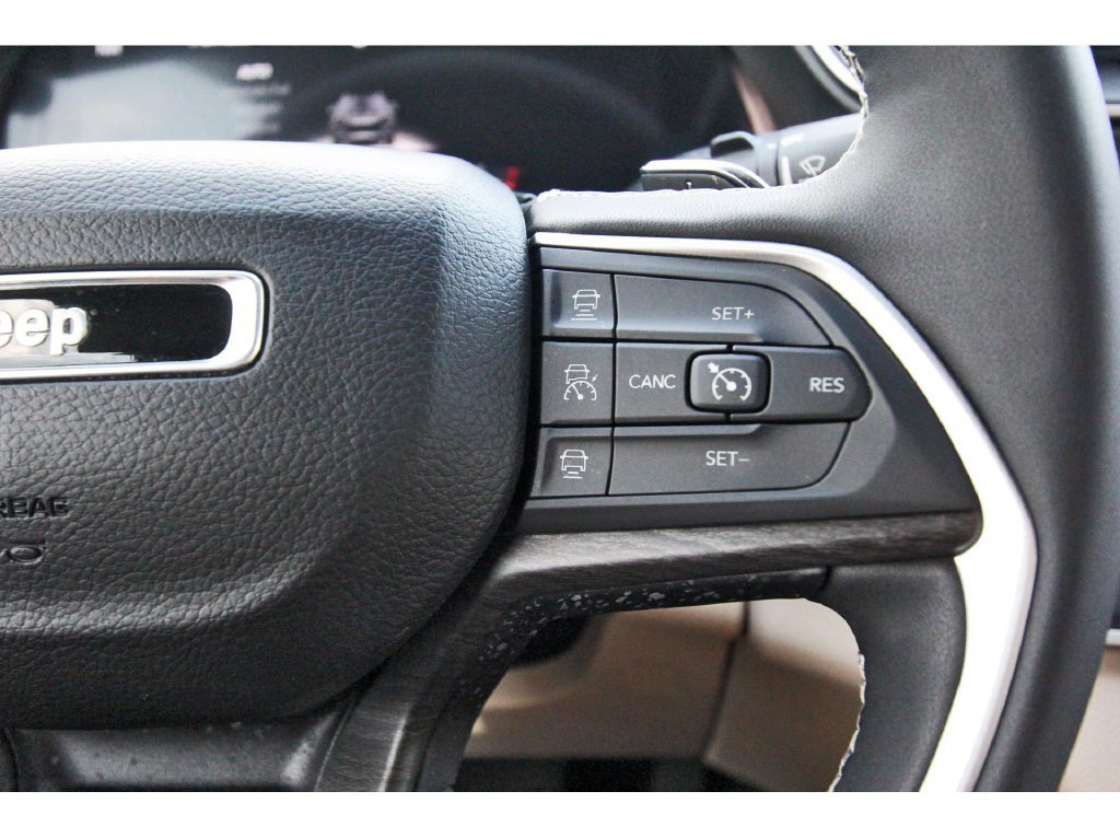 Used 2024 Jeep Grand Cherokee Limited AWD/4WD image 16