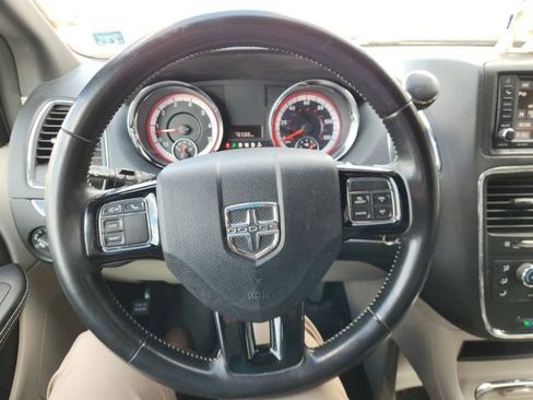 Used 2019 Dodge Grand Caravan SXT image 12