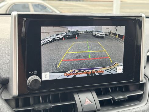 Used 2025 Toyota RAV4 XLE FWD image 19