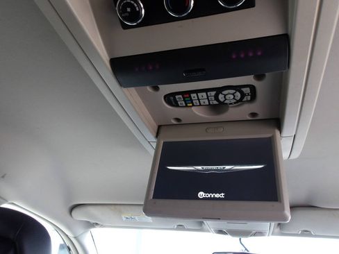 Used 2013 Chrysler Town & Country Touring FWD image 5