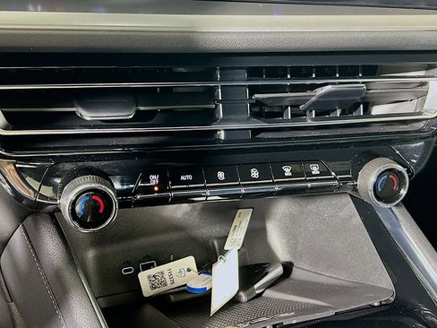 Used 2025 Chevrolet Traverse LT w/ Enhanced Driving Package AWD/4WD image 19