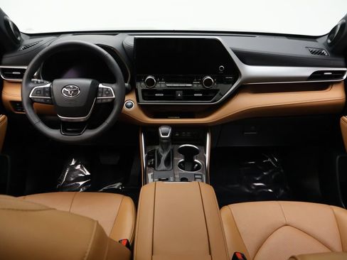 Certified 2024 Toyota Highlander Platinum FWD image 24