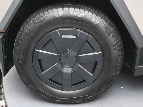 Used 2024 Tesla Cybertruck AWD Crew Cab image 12