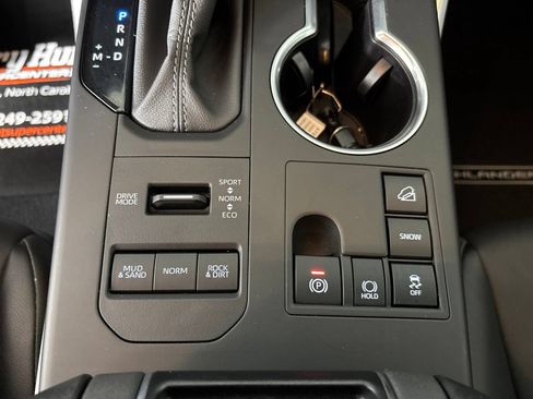 Used 2024 Toyota Highlander XLE AWD/4WD image 22
