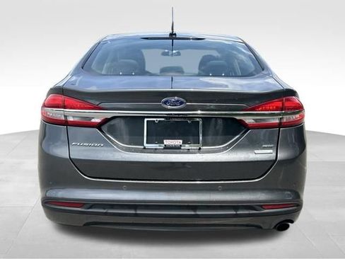 Used 2017 Ford Fusion SE w/ Fusion SE Technology Package FWD image 4