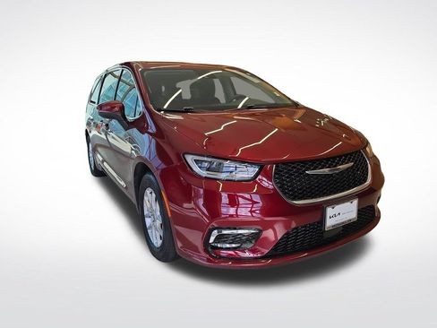 Used 2023 Chrysler Pacifica Touring-L FWD image 9