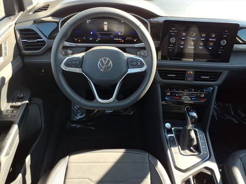 New 2026 Volkswagen Taos SE image 17