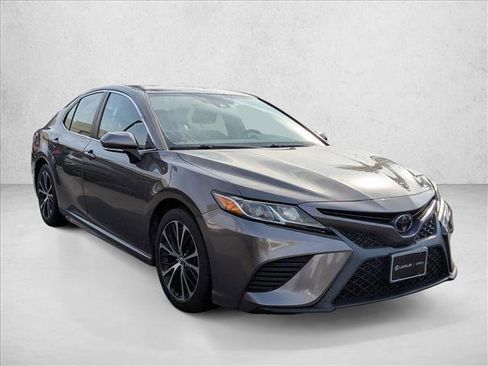 Used 2019 Toyota Camry SE image 4