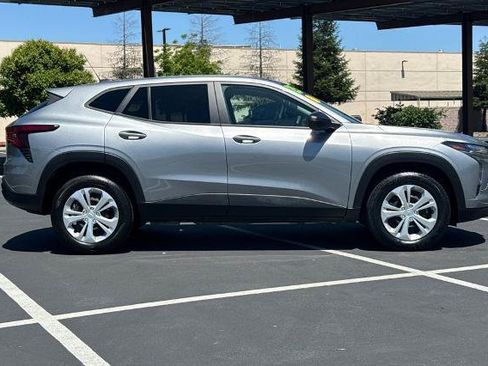 Used 2025 Chevrolet Trax LS FWD image 10