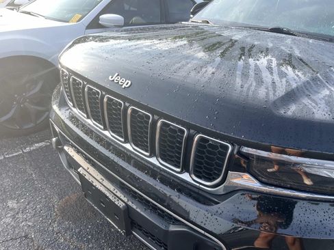 Used 2023 Jeep Grand Cherokee Overland w/ Luxury Tech Group IV AWD/4WD image 6