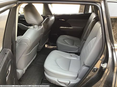 Used 2023 Toyota Highlander XLE FWD image 9