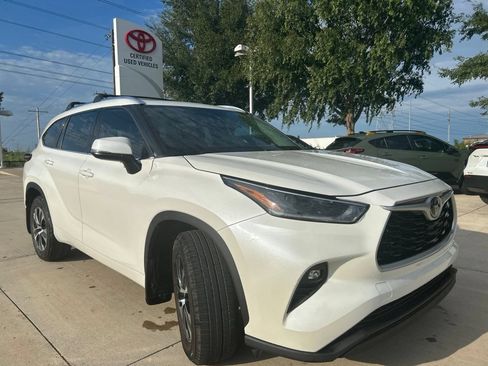 Used 2021 Toyota Highlander XLE FWD image 3
