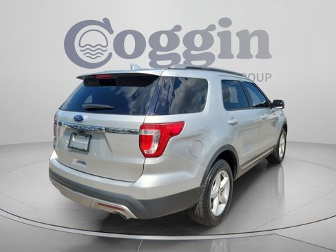 Used 2017 Ford Explorer XLT w/ Equipment Group 201A FWD image 3