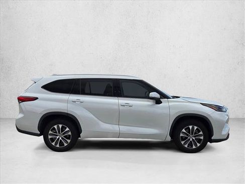 Used 2022 Toyota Highlander XLE FWD image 4