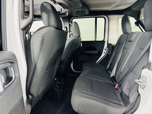 Used 2025 Jeep Wrangler Unlimited Sahara AWD/4WD image 19