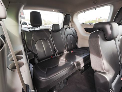 Used 2017 Chrysler Pacifica Touring-L Plus FWD image 42