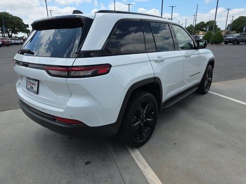 Used 2023 Jeep Grand Cherokee Altitude AWD/4WD image 6