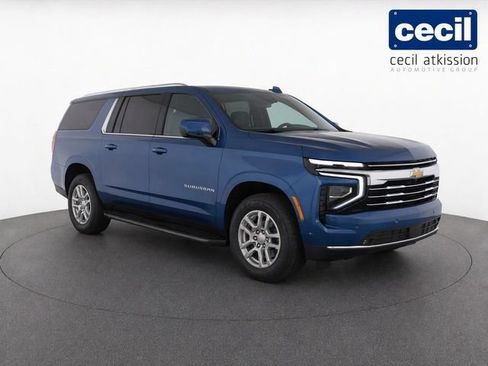 Used 2025 Chevrolet Suburban LT AWD/4WD image 2