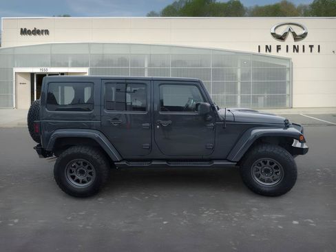 Used 2018 Jeep Wrangler Unlimited Sahara AWD/4WD image 3