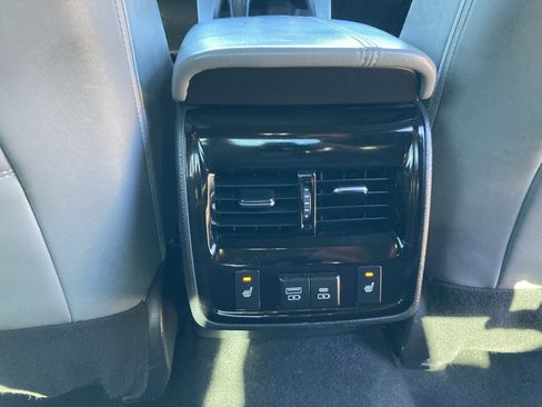 Used 2022 Toyota Avalon Limited image 39