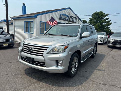 Used 2013 Lexus LX 570 4WD w/ Luxury Pkg w/Pre-crash image 10