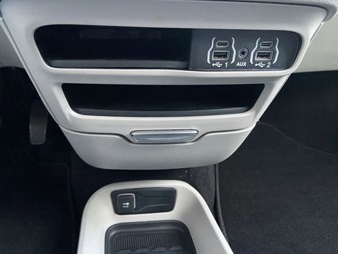 Used 2023 Chrysler Pacifica Touring-L FWD image 23