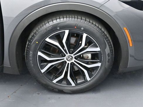 Used 2023 Toyota Crown Limited image 35