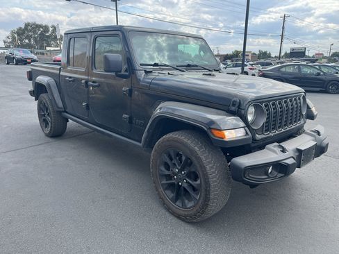 Used 2025 Jeep Gladiator Sport AWD/4WD image 3