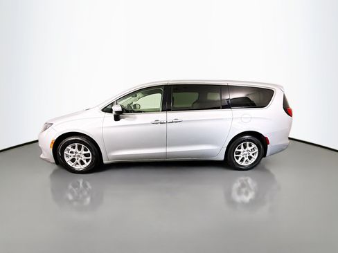 Used 2023 Chrysler Voyager LX FWD image 6