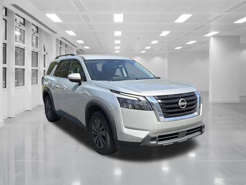 Used 2024 Nissan Pathfinder SV FWD image 3