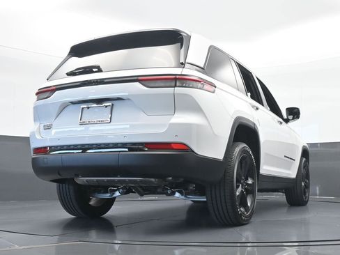 Used 2025 Jeep Grand Cherokee Altitude image 59