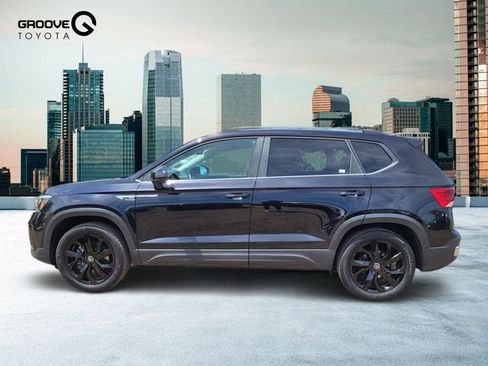 Used 2023 Volkswagen Taos SE w/ Panoramic Sunroof Package AWD/4WD image 2