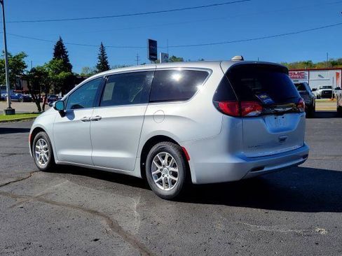 Used 2023 Chrysler Voyager LX FWD image 3