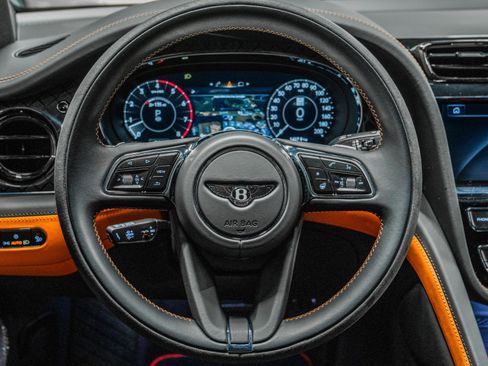 Used 2025 Bentley Bentayga image 14