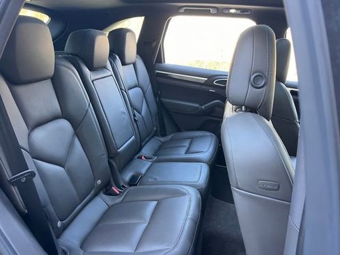 Used 2018 Porsche Cayenne Platinum Edition image 32
