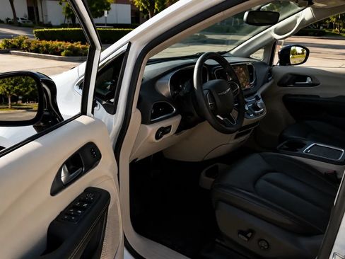 Used 2024 Chrysler Pacifica Touring-L FWD image 15